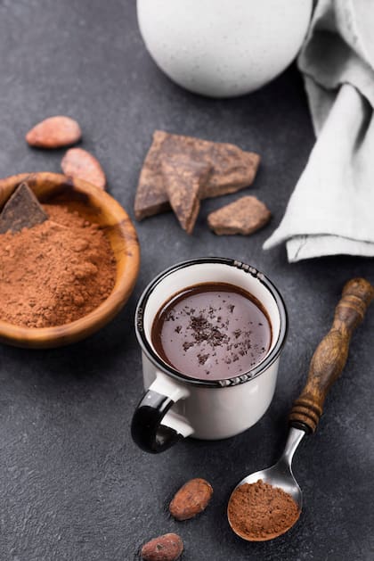 El cacao amargo contiene antioxidantes, flavonoides y otros compuestos bioactivos, y junto al café aporta múltiples beneficios para la salud