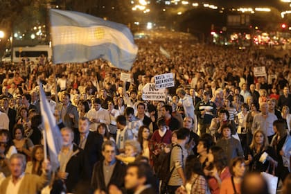 El cacerolazo del 13-S conovocó a miles de personas, una imagen que podría repetirse mañana
