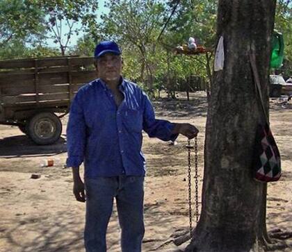 El cacique Cabana, con la cadena que usó para sujetar a su hijo a un árbol