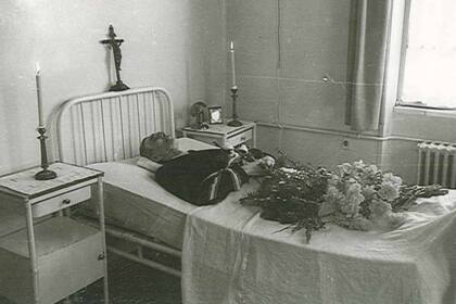 El cadáver de Ante Pavelic en el Hospital Alemán de Madrid, España