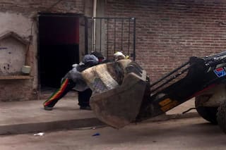 Con una pala mecánica sacaron la ropa del hombre, cuyo cuerpo nadie quería tocar