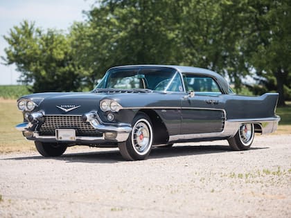 El Cadillac Eldorado Brougham contaba con dispensador de cigarrillos, vasos de plata, perfume y hasta un kit de maquillaje con polvera incluida