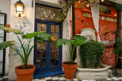 El café bistró se volvió el alma del lugar con sus mesitas debajo de la parra histórica.