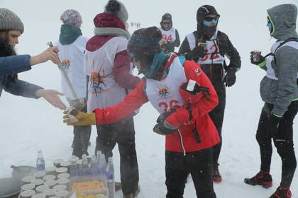 El café caliente y los snacks energéticos son parte fundamental de la carrera.