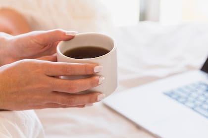 El café contiene cafeína y polifenoles, que combaten el estrés oxidativo, lo que garantiza la integridad de las células y tejidos cerebrales (Atchivo)