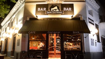 El Café Cortázar, en Cabrera y Medrano, en homenaje al escritor