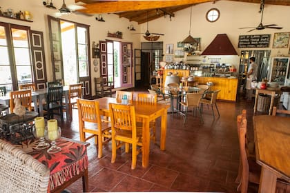 El Café de los Pájaros está decorado con muebles vintage.