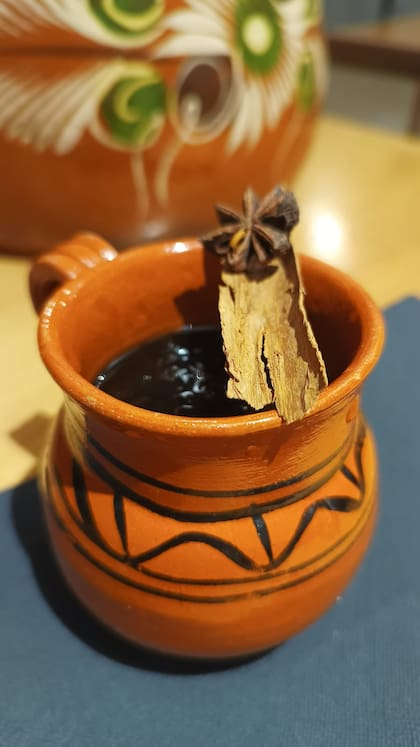 El café de olla, por ejemplo, se prepara con naranja, azúcar mascabo (llamado piloncillo en México), anís estrellado, pimienta y clavo.