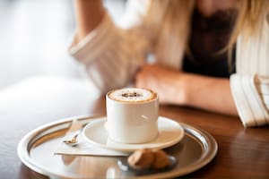Qué consecuencias genera consumir café en exceso, según los expertos
