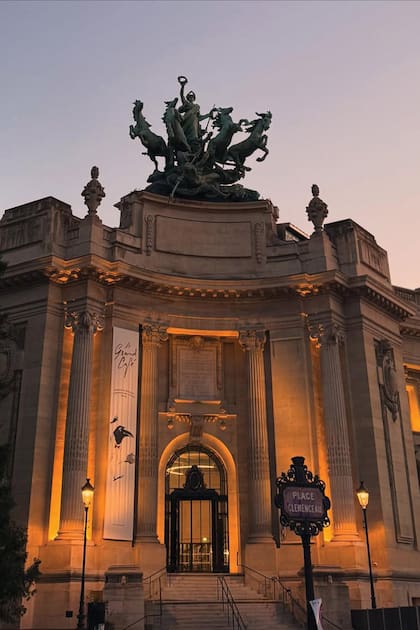 El café está ubicado dentro del
Grand Palais, sobre Place Clemenceau.
