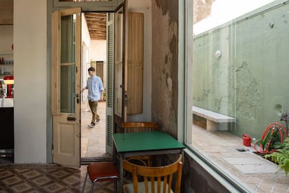 El café funciona dentro de una típica casa "chorizo", con su salón que da al patio interior