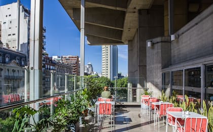 El café funciona en el primer piso de la Biblioteca Nacional Mariano Moreno