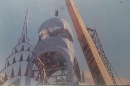 El café Manhattan expresaba el signo social y político que Buenos Aires vivía en los años 90, durante la época menemista