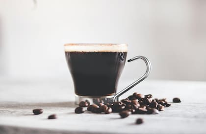 El café negro tendría grandes beneficios para la salud, siempre y cuando sea tomado solo y en ayunas