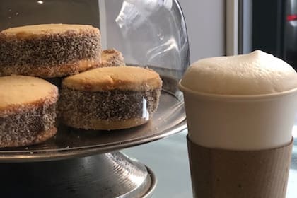El café para llevar de Cosi Dolce e Salato es producido por LAB (y puede acompañarse con alguna dulzura como la de la foto)