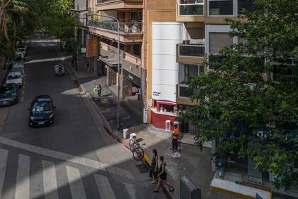 El café parece "aprisionado" entre dos edificios de 10 pisos