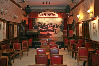 El Café Tortoni cumple 160 años convertido en una meca del turismo extranjero