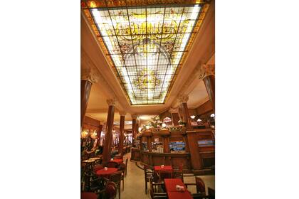 El Café Tortoni cumple 160 años convertido en una meca del turismo extranjero