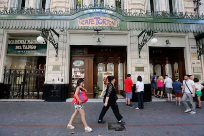 El Café Tortoni cumple 160 años convertido en una meca del turismo extranjero