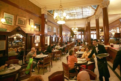 El Café Tortoni cumple 160 años convertido en una meca del turismo extranjero