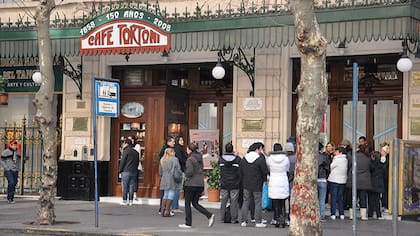 El Día de los Cafés Notables se declaró en homenaje al aniversario del Café Tortoni, fundado el 26 de octubre de 1858