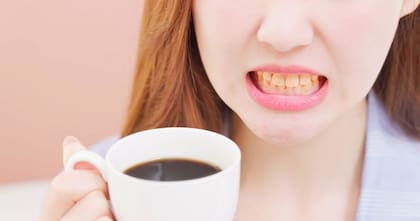 El café y el té contienen taninos que pueden manchar los dientes