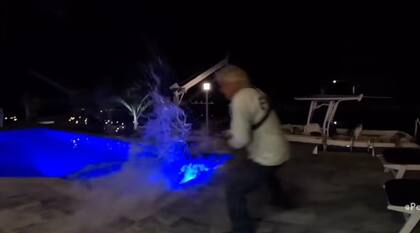 El caimán se defendió e hizo salpicar el agua de la piscina de la casa de Florida por todos lados