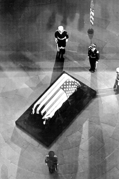 El cajón con el cuerpo de John F. Kennedy, custodiado por soldados en el Capitolio, en Washington.