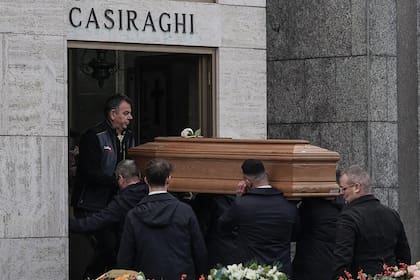 El cajón de Fernanda es llevado a la bóveda familiar en el cementerio de Fino Mornasco.