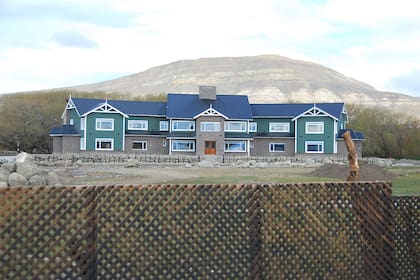 EL CALAFATE. SANTA CRUZ. ENTRADA LATERAL DEL HOTEL LOS SAUCES, PROPIEDAD DE NESTOR KIRCHNER