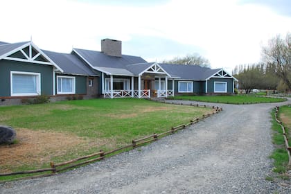 Entrada lateral del Hotel Los Sauces