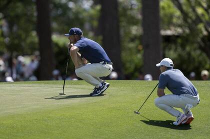 El cálculo de caídas en el green: el gran choque final entre DeChambeau (adelante) y McIlroy