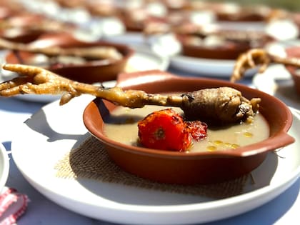 El caldo de gallina es un plato típico de la región de Cuyo