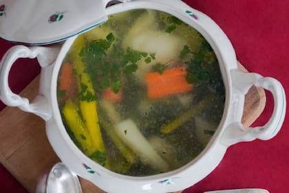 El caldo de huesos de pollo brinda colágeno disponible para el cuerpo