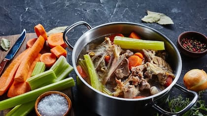 El caldo de huesos, especialmente de pollo o res, cocido durante ocho horas o más aporta glucosamina