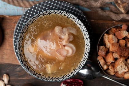 El caldo, ya sea de pollo, verduras o el ingrediente a elección del comensal, es una de las partes más importantes de la sopa