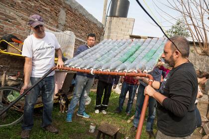 El calefón está hecho en gran parte por botellas de plástico, entre otros materiales reutilizados