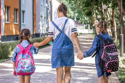 El calendario educativo en Illinois se rige por el Código Escolar Estatal, que exige que los estudiantes asistan al menos 176 días al año