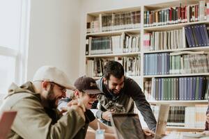 Guía de cursos, talleres, carreras cortas, concursos, becas y voluntariado para 2025