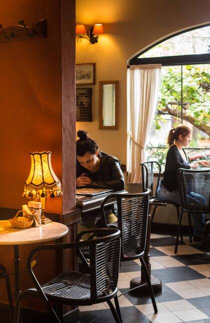 El cálido ambiente de el Café de Acá.