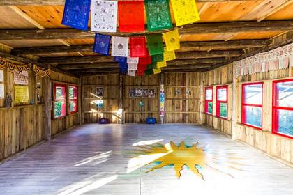 El cálido salón de Jade Shala para practicar yoga en Punta Rubia con el sonido del mar.