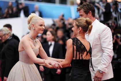 El cálido saludo entre la actriz de raíces argentinas y la española Elsa Pataky, la mujer de Chris Hemsworth, su compañero de elenco.
