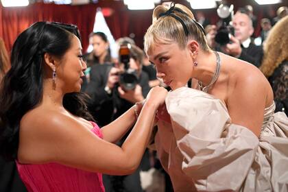 El cálido saludo entre Stephanie Hsu y Florence Pugh