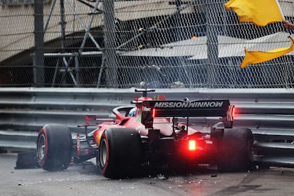 En un intento de mejorar el registro que ya le valía la pole, Leclerc se estrelló en la zona de la Piscina en 2021; los daños decretaron el abandono al día siguiente, antes de la largada.