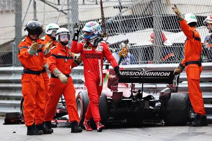 Charles Leclerc saluda a los hinchas después de estrellarse durante la clasificación para el Gran Premio de F1 de Mónaco en el Circuit de Monaco.