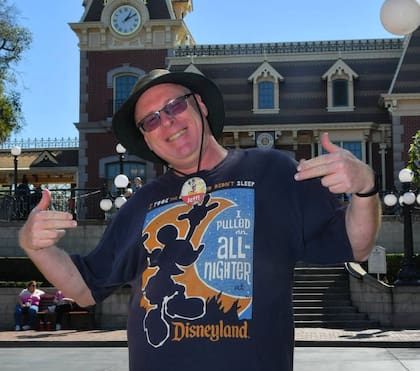 El californiano, tenaz visitante de Disneyland, se hizo amigo de todos los trabajadores del parque