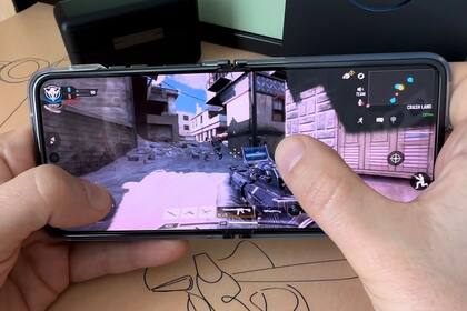El Call of Duty a pantalla completa en el panel interno del Razr 40 Ultra