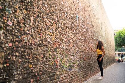 El callejón de los chicles, curiosa atracción de San Antonio Obispo.