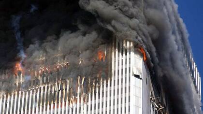 El calor del fuego dilató las vigas, que a su vez empujaron las columnas.