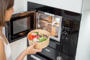 El calor del microondas puede alterar la composición de los alimentos
Foto: iStock